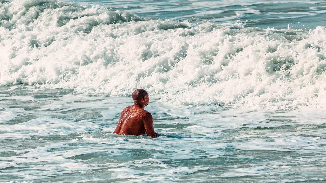 Négy órán át úszott a viharos tengerben egy 13 éves fiú, hogy megmentse a családja életét