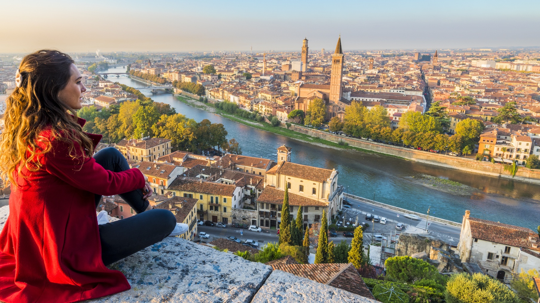 Fiatal nő nézi az olaszországi panorámát