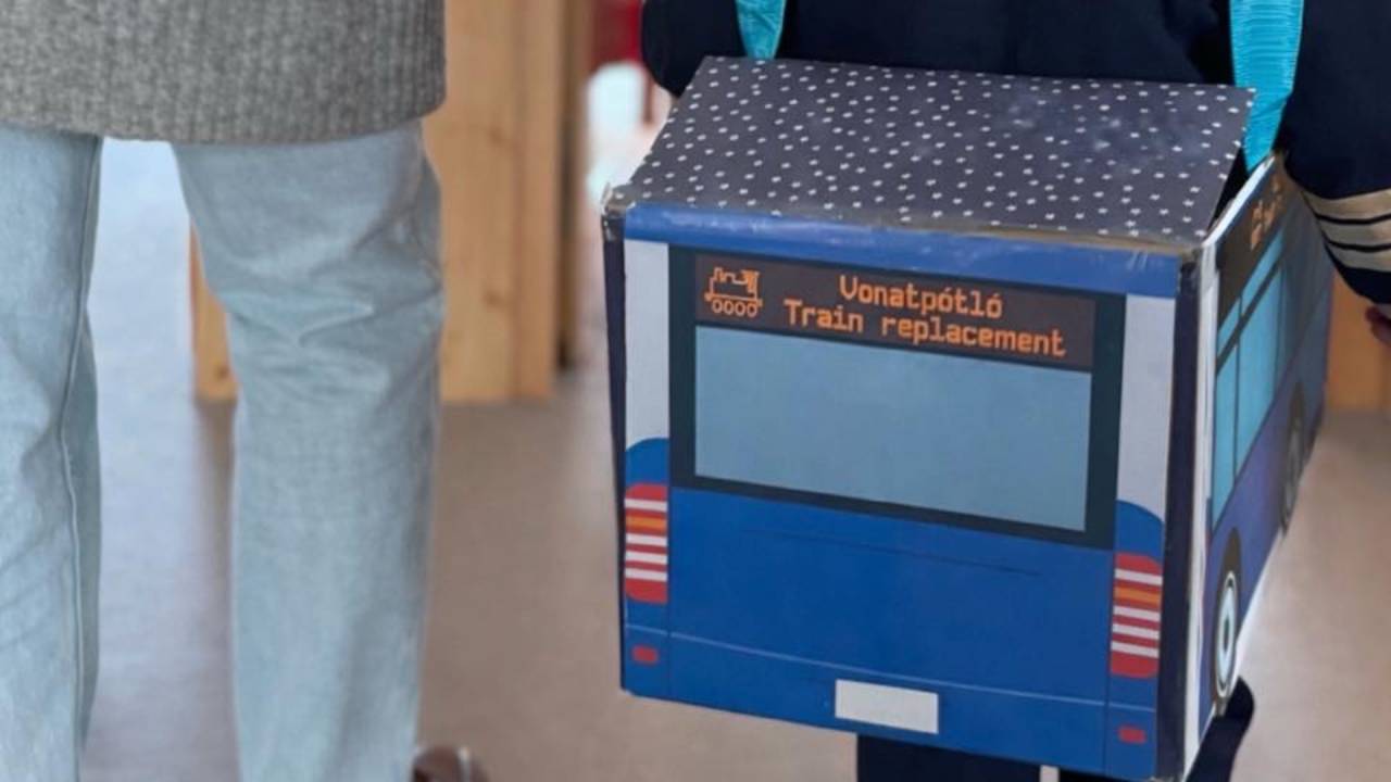 Farsangra vonatpótló busznak öltözött az országgyűlési képviselő kisfia