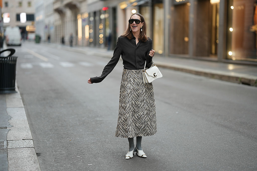 A‑vonalú, térdig érő szoknya