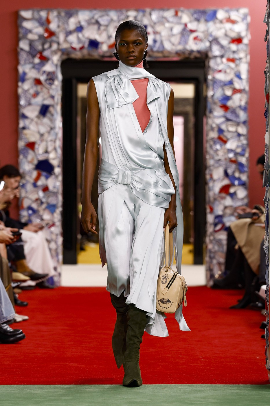 Acne Studios 2026-2027 őszi-téli kollekció egyik modellje a kifutón