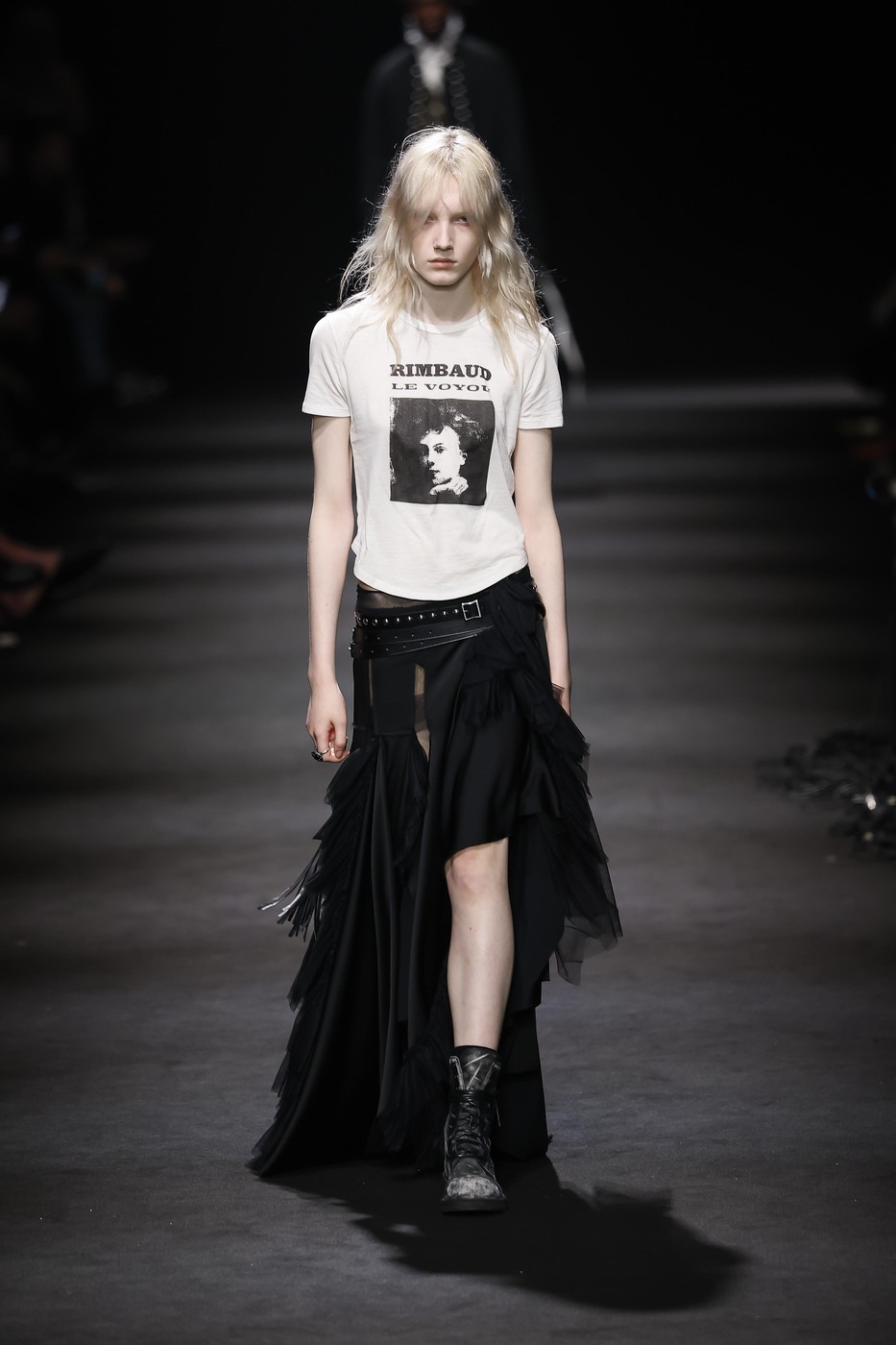 Ann Demeulemeester 2026-2027 őszi-téli kollekció egyik modellje a kifutón