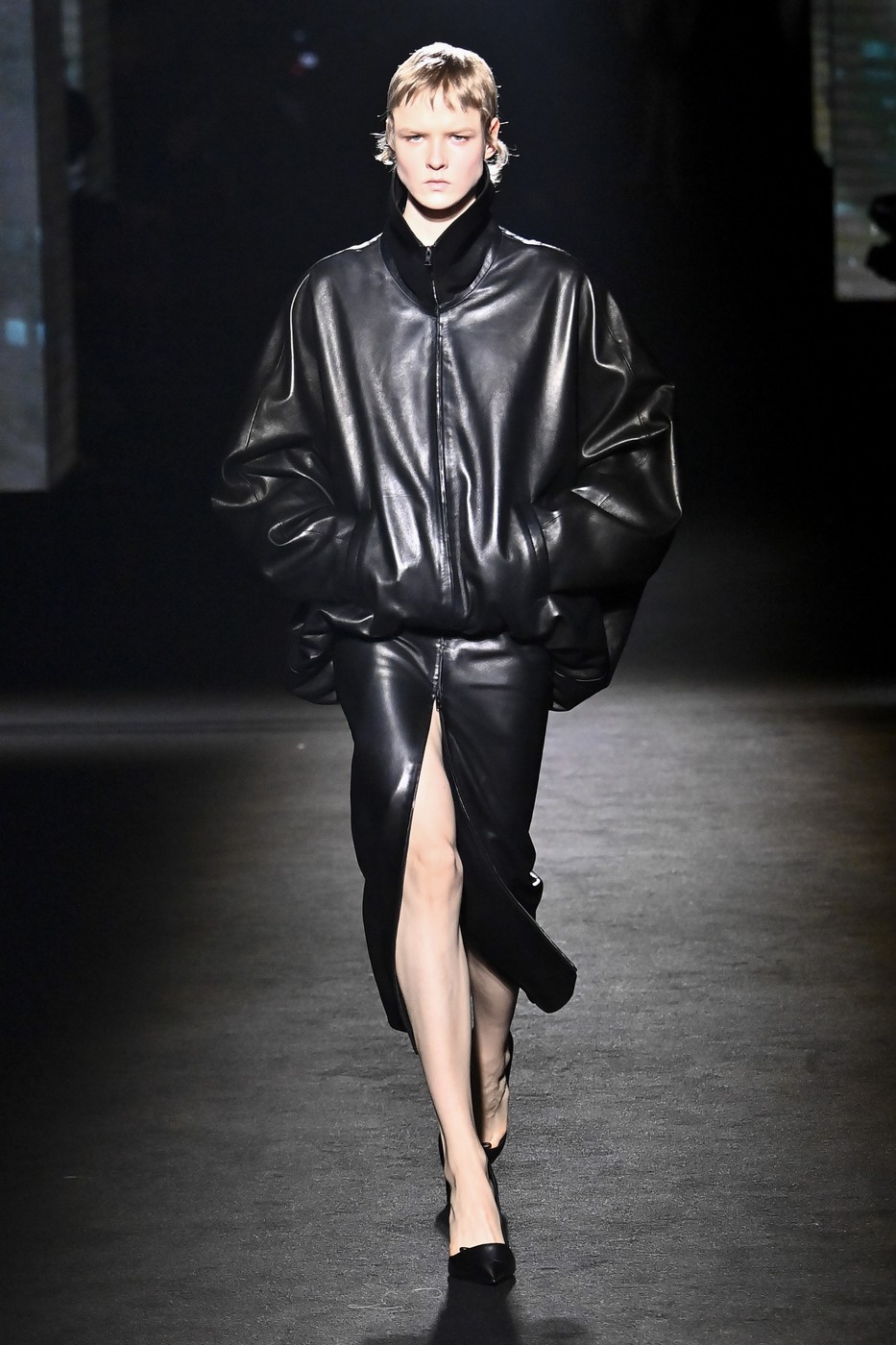 Balenciaga 2026-2027 őszi-téli kollekció egyik modellje a kifutón