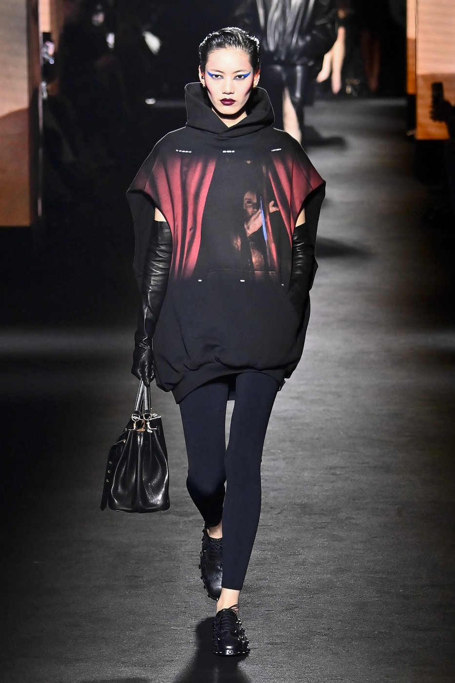 Balenciaga 2026-2027 őszi-téli kollekció egyik modellje a kifutón