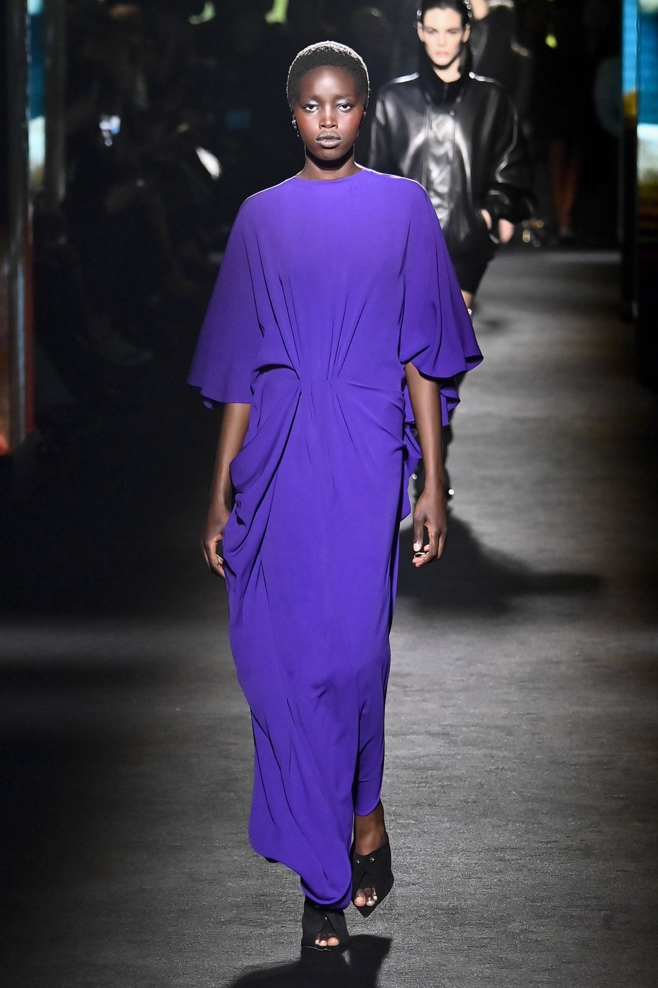 Balenciaga 2026-2027 őszi-téli kollekció egyik modellje a kifutón