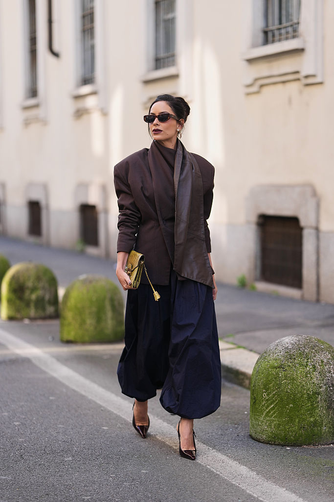 Ballon nadrágot viselő nő az utcán