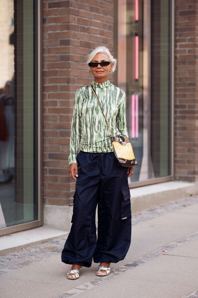 Trendi tavaszi szettet viselő, ősz hajú nő az utcán