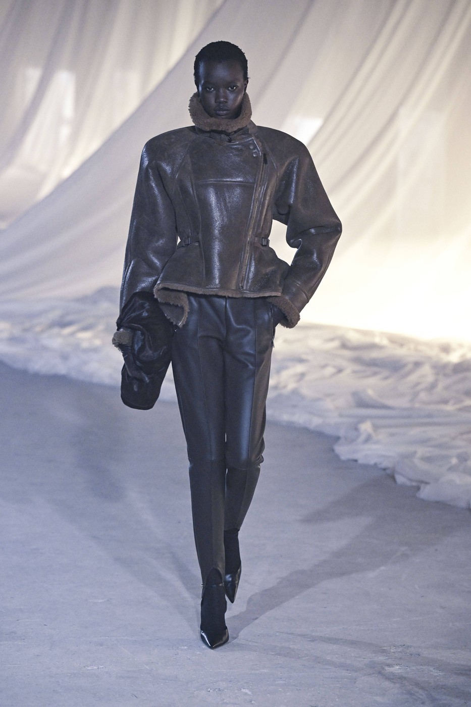 Balmain 2026-2027 őszi-téli kollekció egyik modellje a kifutón