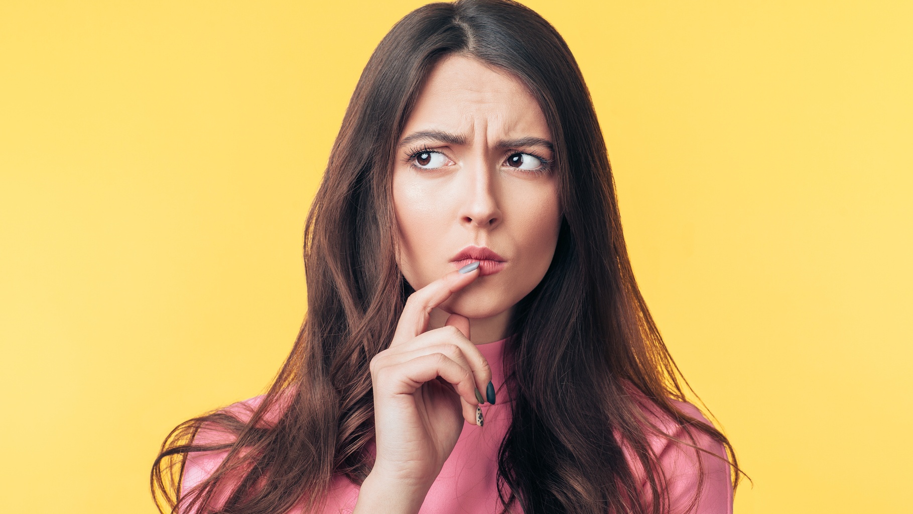 Fiatal nő gondolkozik