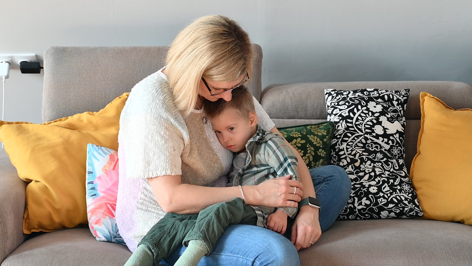 anya, ölében a kisfiával