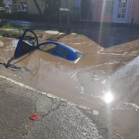 Életveszély a semmiből: vízzel teli gödörbe szakadt be egy autó budapesti főúton – képek