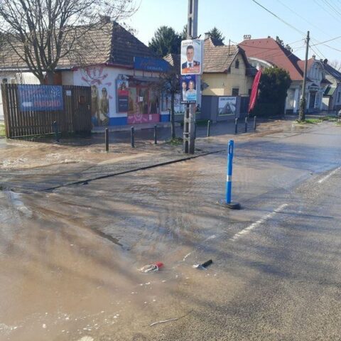 Életveszély a semmiből: vízzel teli gödörbe szakadt be egy autó budapesti főúton - képek