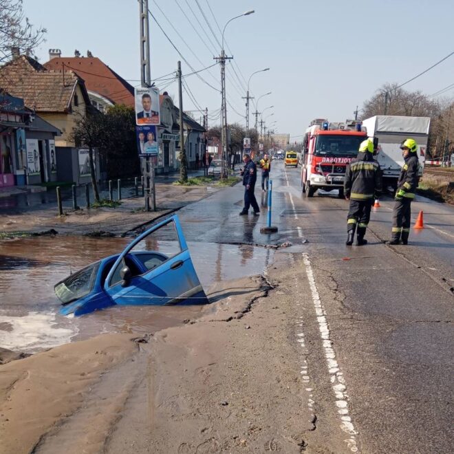 Életveszély a semmiből: vízzel teli gödörbe szakadt be egy autó budapesti főúton - képek