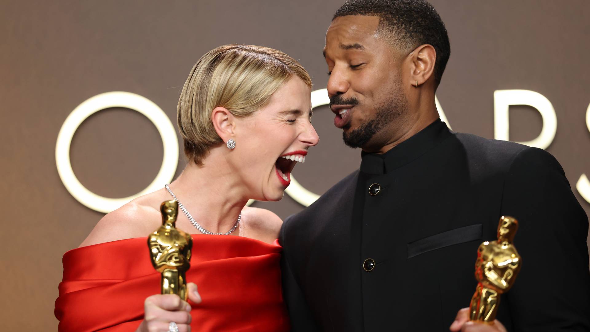 Jessie Buckley és Michael B. Jordan