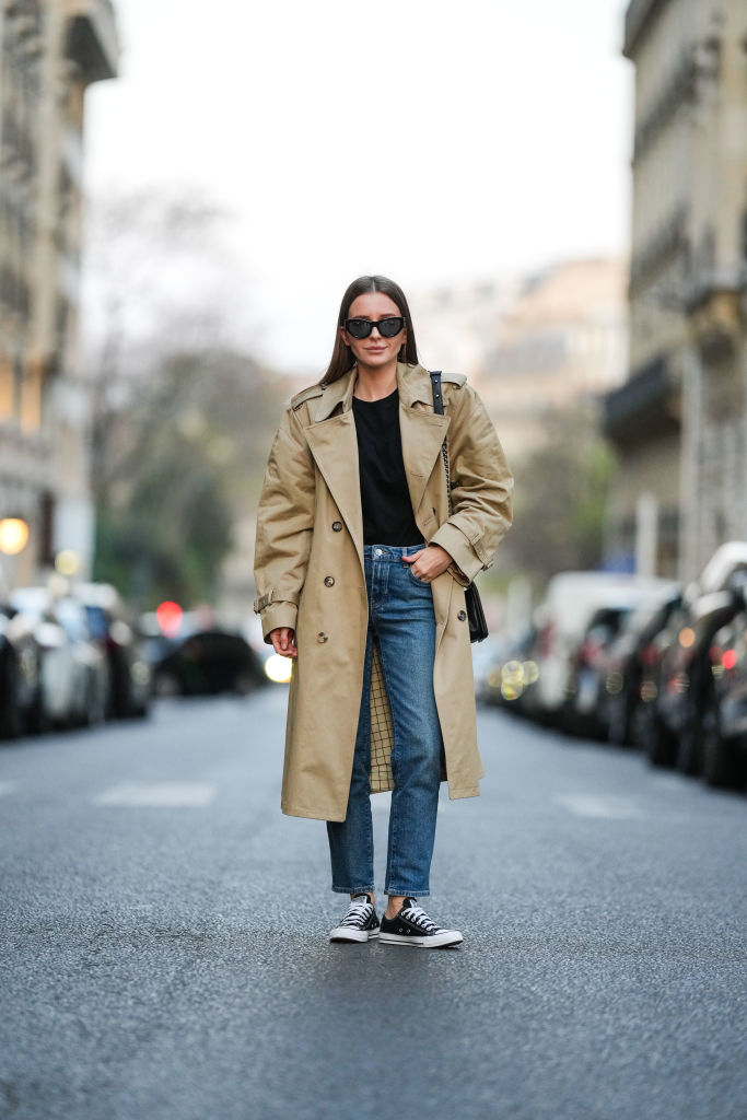 Cigaretta farmert viselő nő az utcán