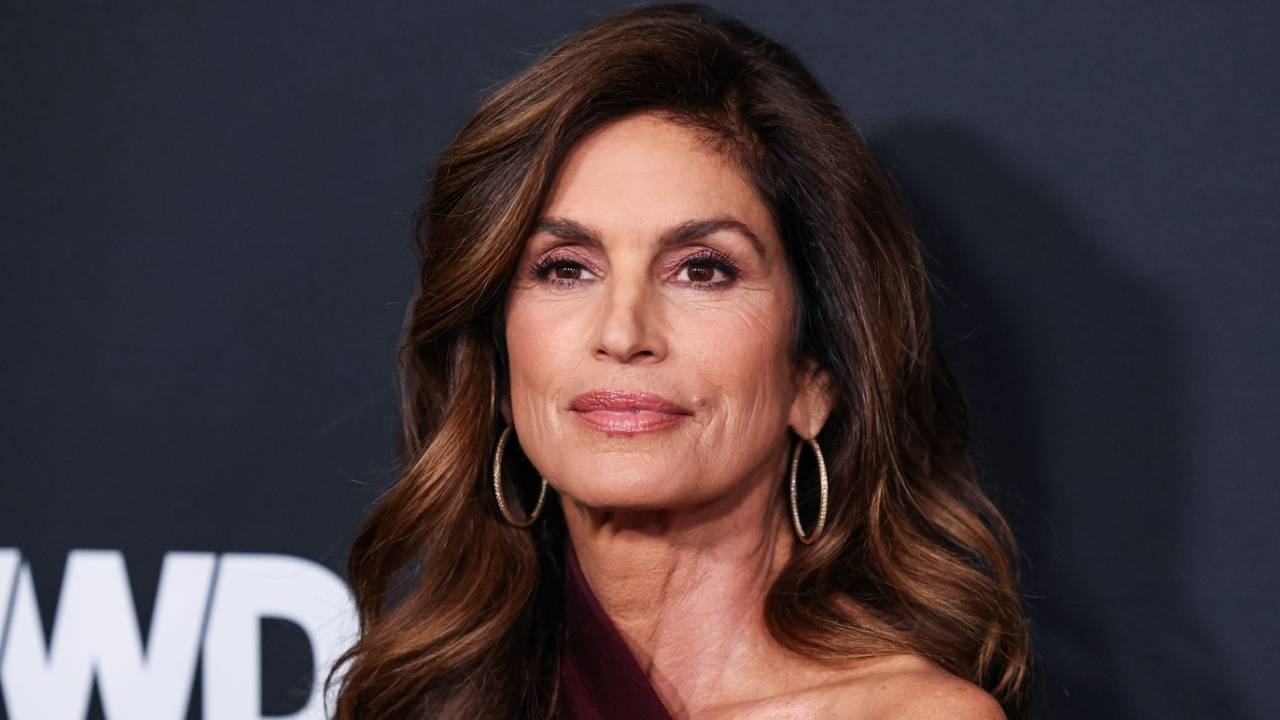 „Cindy, én ehhez túl szegény vagyok.” Csúnyán ekézik a 90-es évek szupermodelljét a reggeli rutinja miatt: 2 és fél órát vesz igénybe a felkészülése