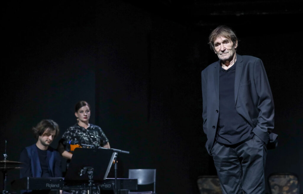 Cserhalmi György a lehető legkeményebb módon üzeni meg a kormánynak, hogy megbocsáthatatlan, amit a gyerekvédelemmel csináltak – Megnéztük a Székfoglaló című előadást az Örkényben