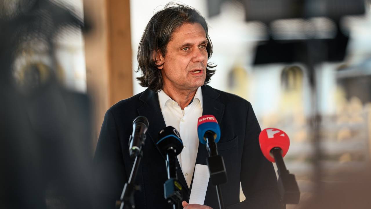 Így néz ki Deutsch Tamás fia – a politikus menye is rajta van a fotón