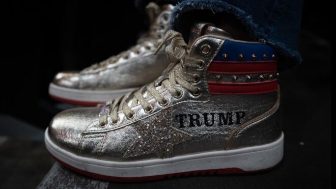 Egyencipőkkel kínozza az embereit Trump: „Már minden srácnak van”