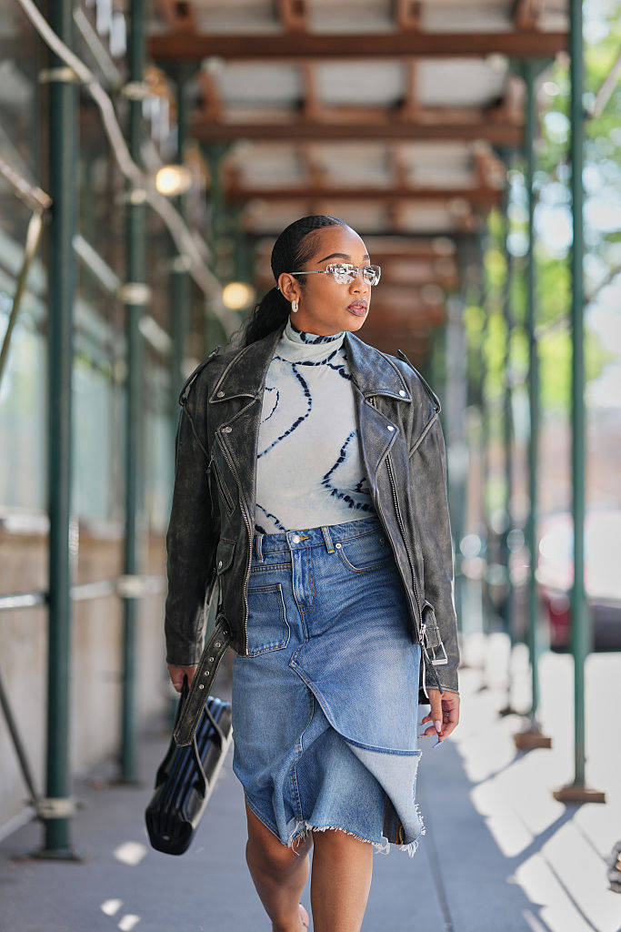 Modern midi farmer szoknyában egy nő