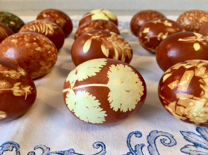 Természetes tojásfestés: hagymahéj, cékla, kurkuma – színskála és idő