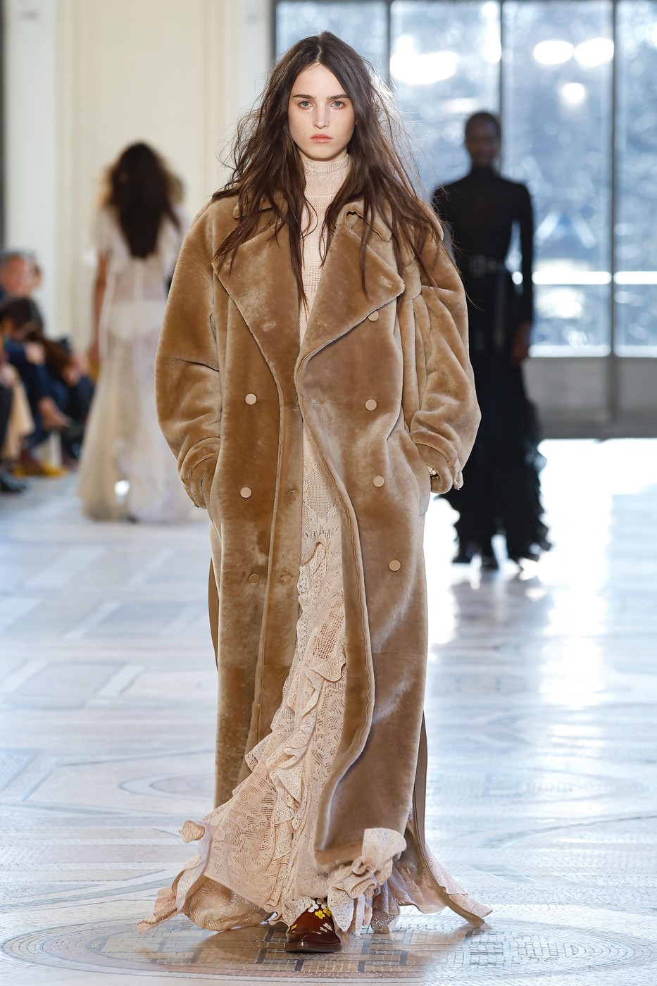 Gabriela Hearst 2026-2027 őszi-téli kollekció egyik modellje a kifutón