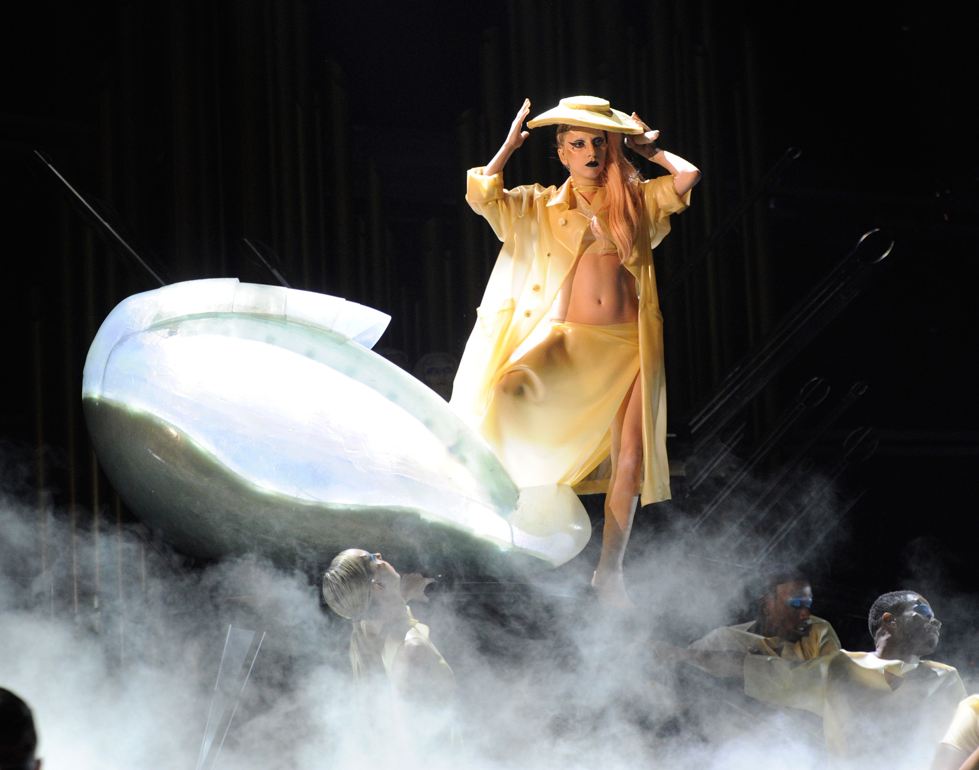 Lady Gaga újjászületése egy tojásból