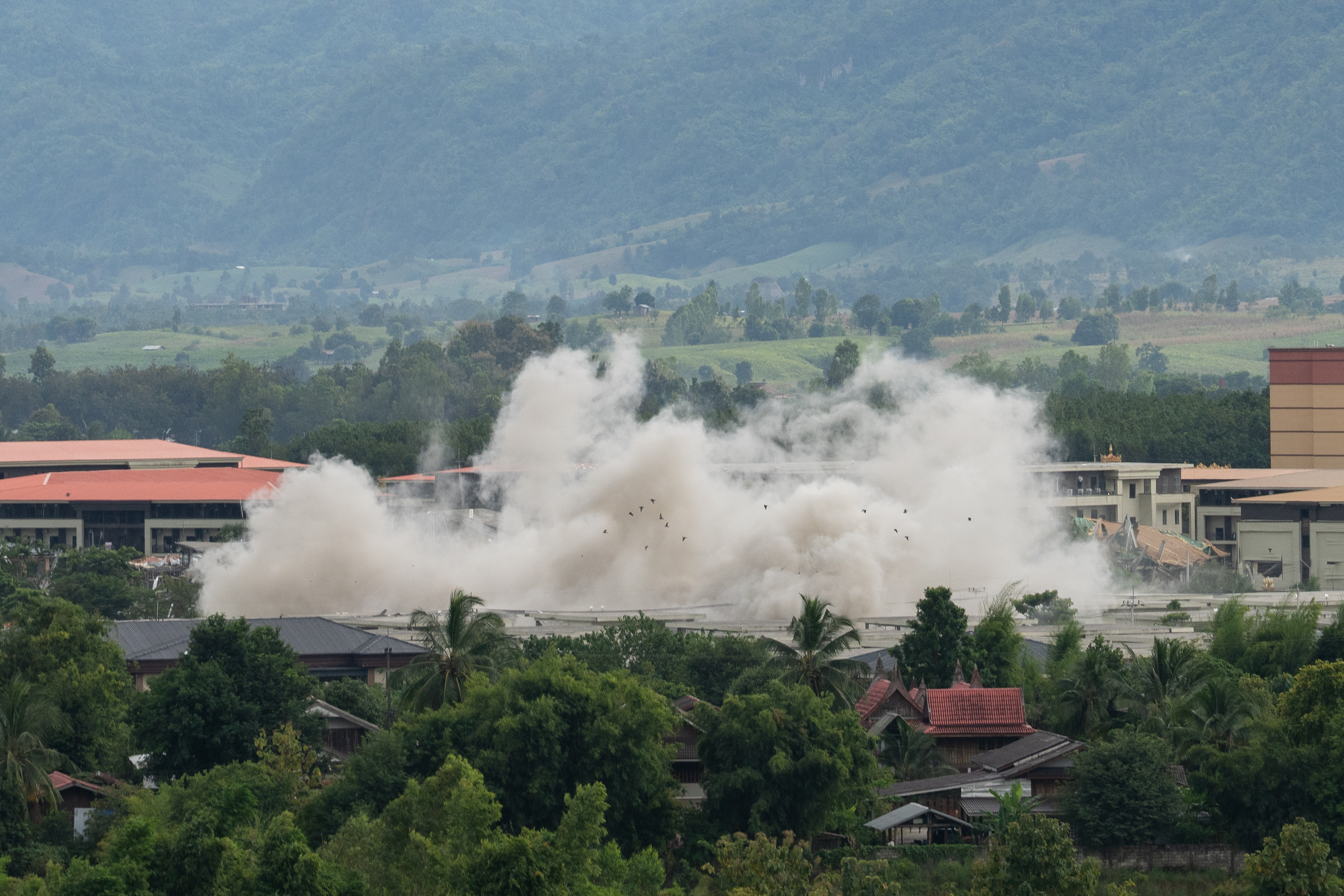 A thaiföldi határ közelében található, csalással gyanúsított központok ellen indított katonai művelet során történt robbanások után, 2025. október 31-én.