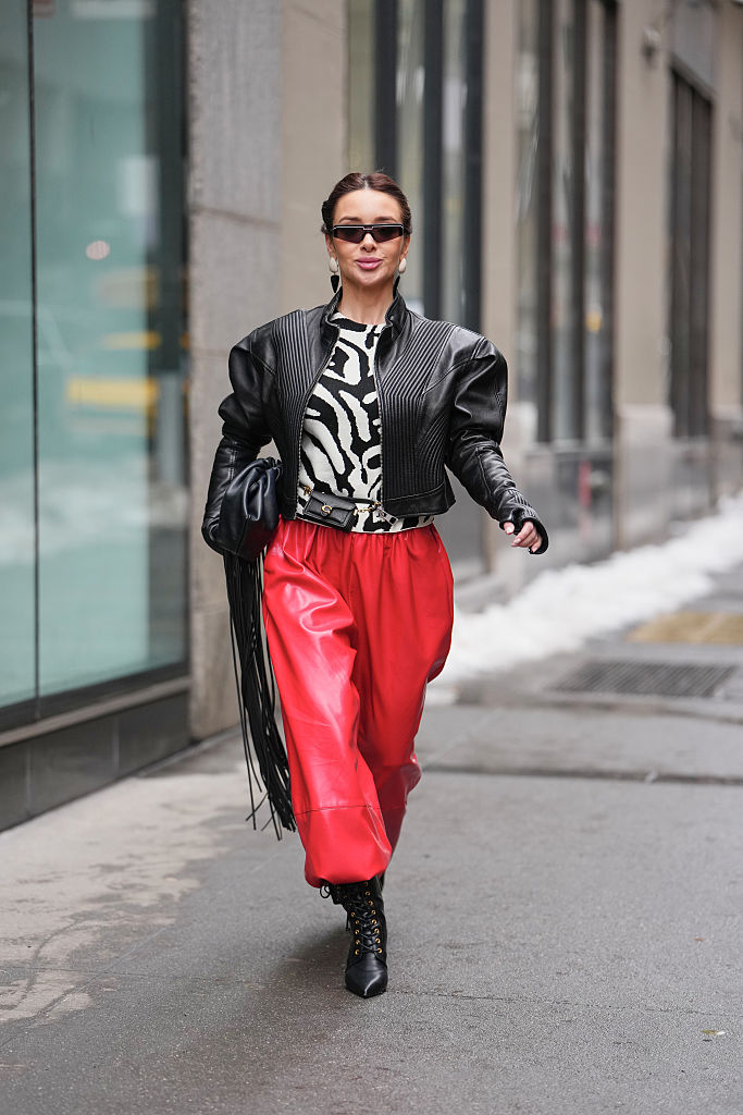 Zebramintát viselő nő az utcán