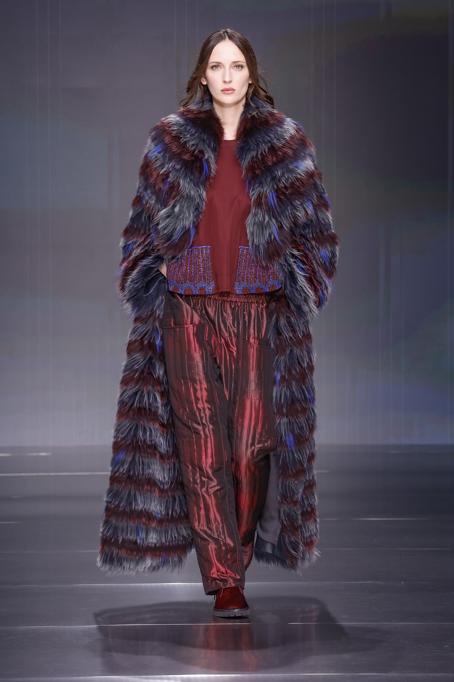 Giorgio Armani 2026-2027-es őszi-téli kollekció egyik modellje