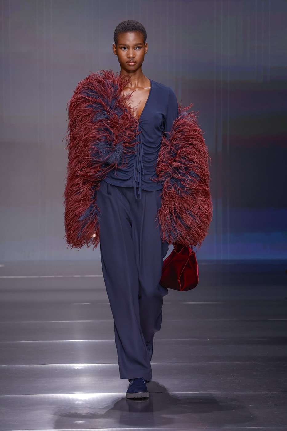 Giorgio Armani 2026-2027-es őszi-téli kollekció egyik modellje