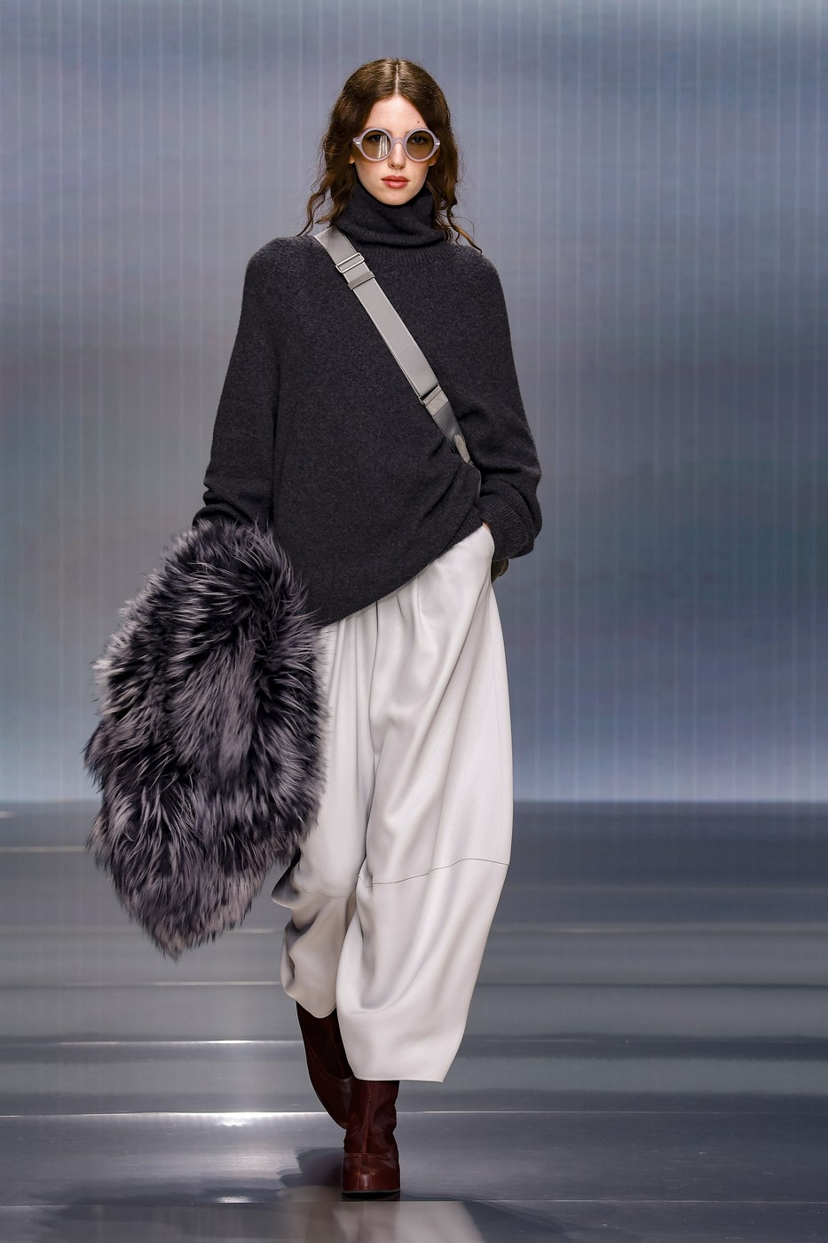 Giorgio Armani 2026-2027-es őszi-téli kollekció egyik modellje