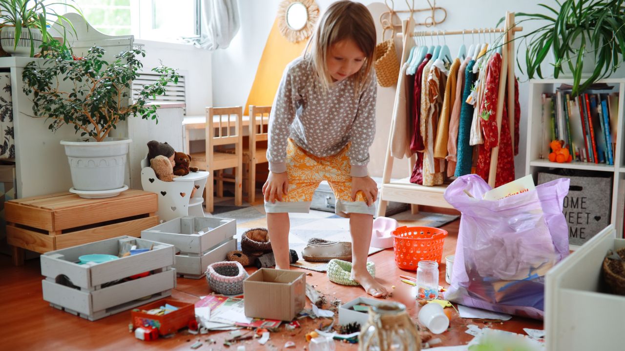 Gyerek áll a gyerekjáték kupi közepén