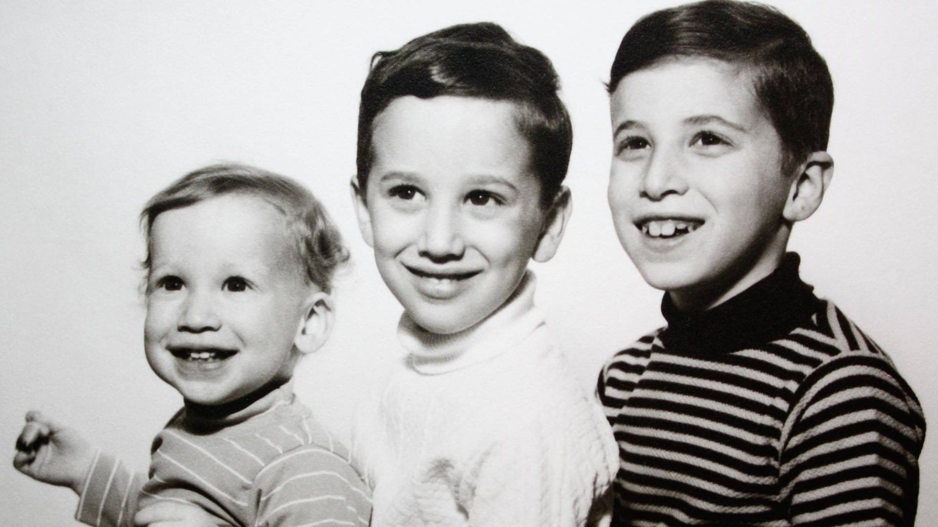 A pszichológia szerint a hatvanas–hetvenes években felnőtt generációk nem azért váltak keménnyé, mert ezt akarták. Azért lettek azok, mert a világ következményeket rakott eléjük védőháló és magyarázat nélkül. Mire tizenkét évesek lettek, megtanulták, hogy senki sem fog értük jönni, senki sem menti meg őket. Ez a felismerés olyan mélyen beleégett az idegrendszerükbe, hogy még hatvan évvel később sem tudnak segítséget kérni — akkor sem, amikor már fuldokolnak