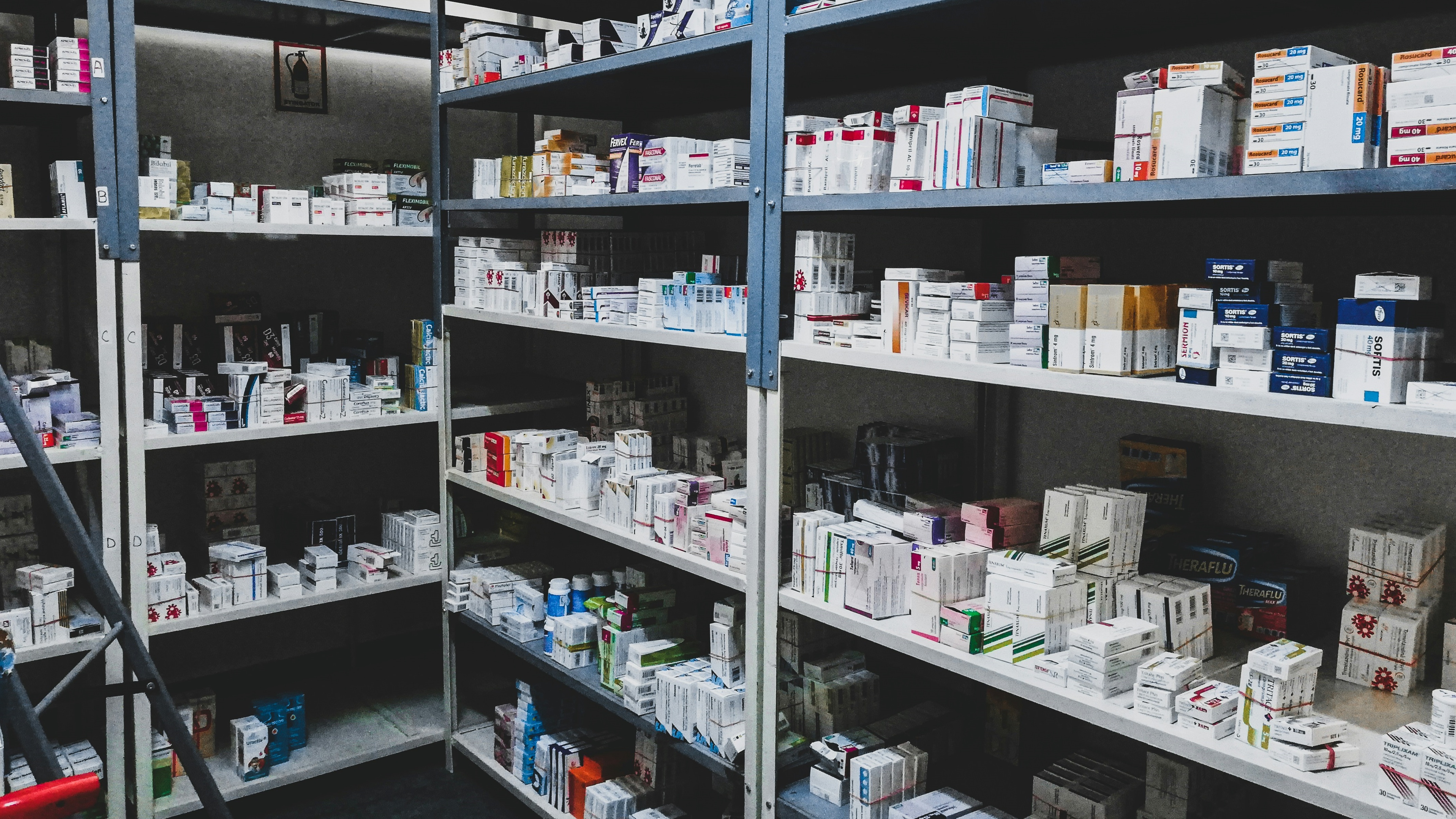 Gyógyszertárban gyógyszerek polcokon