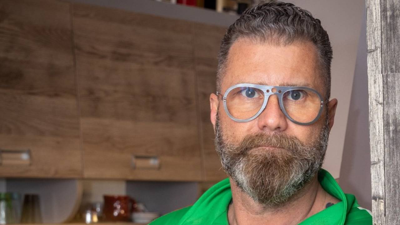 „Sírhatnékom támadt attól a kegyetlen borzalomtól, amit ott láttam” – Herczeg Zoltán megnézte az RTL új riportját a Szőlő utcáról