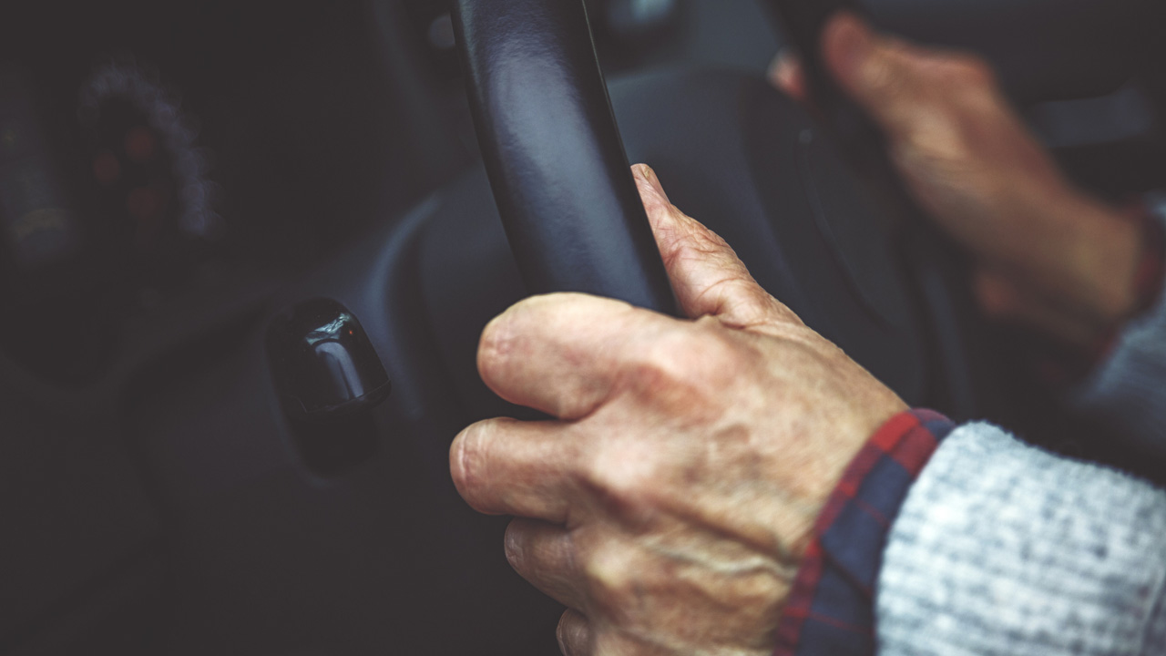 idős vezet - fotó: Getty Images