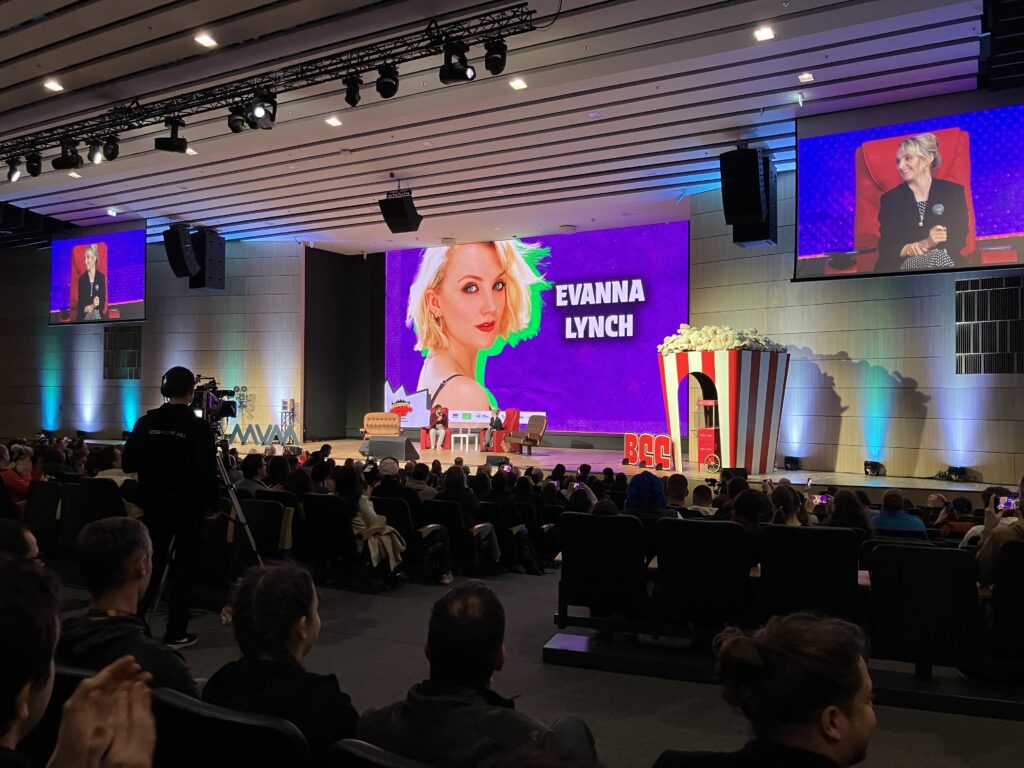 Evanna Lynch a Budapest Comic Con 2026 színpadán.