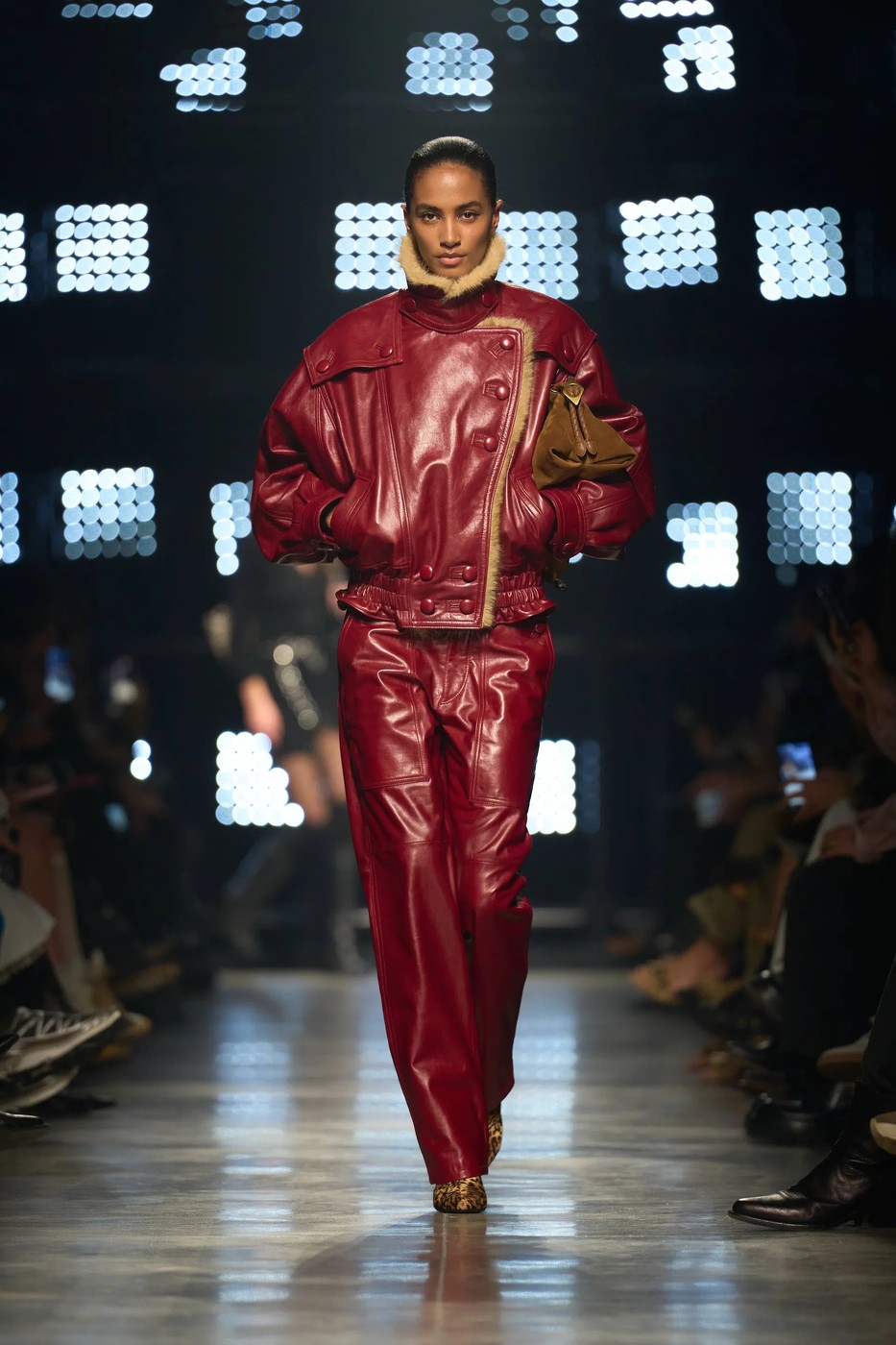 Isabel Marant 2026-2027 őszi-téli kollekció egyik modellje a kifutón