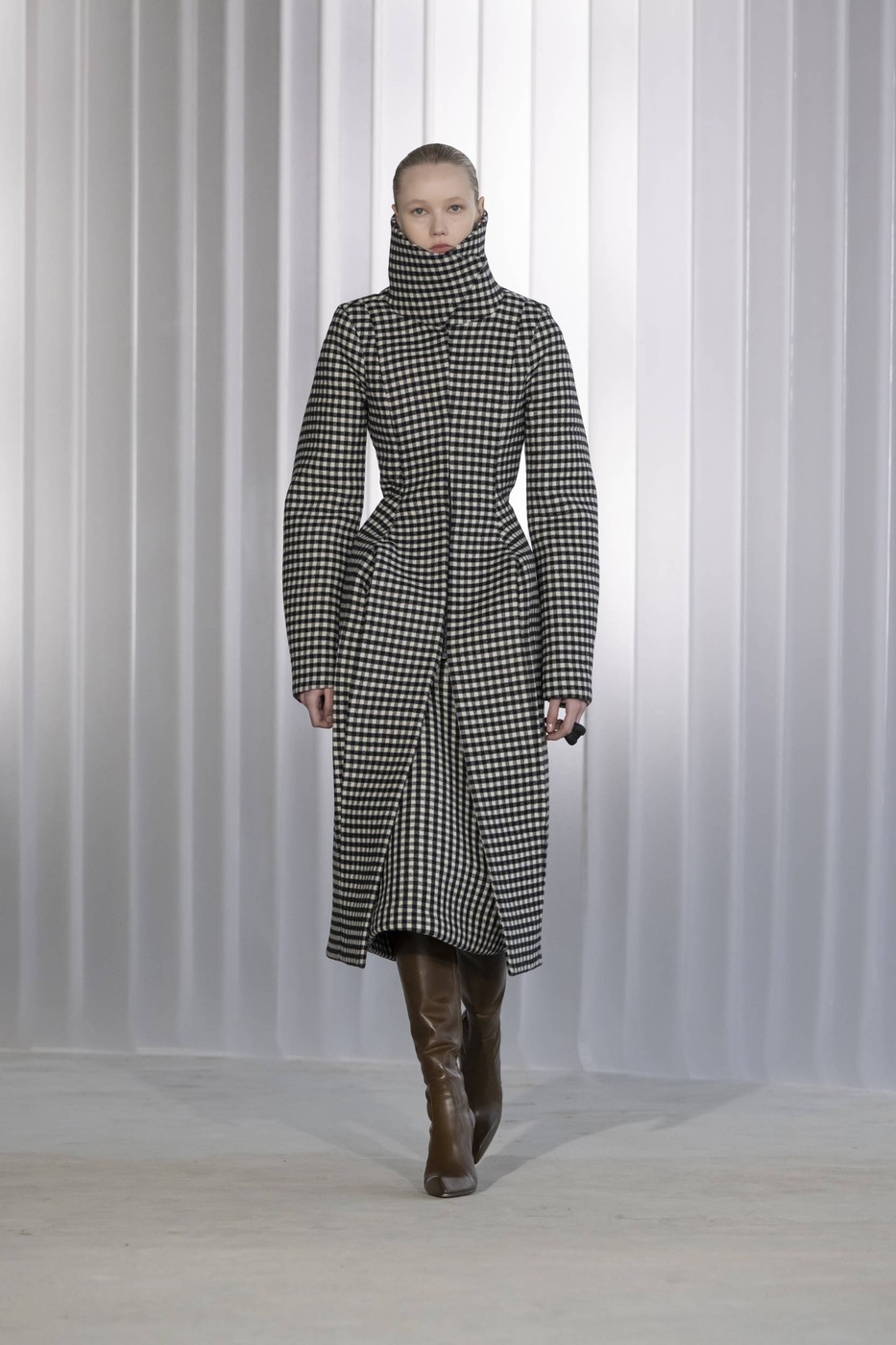 Jean Paul Gaultier 2026-2027 őszi-téli kollekció egyik modellje a kifutón