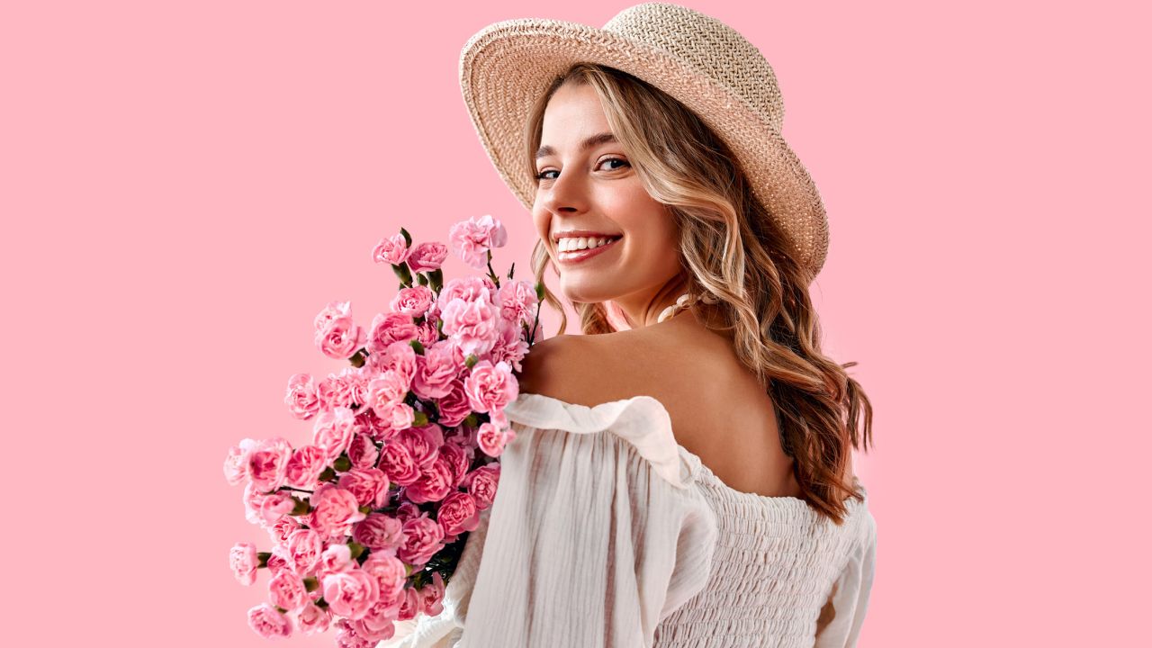 Kalapos nő rózsaszín csokorral
