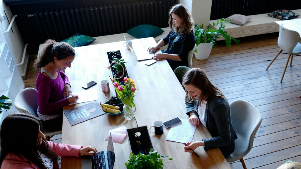 irodai dolgozók, fotó: Unsplash