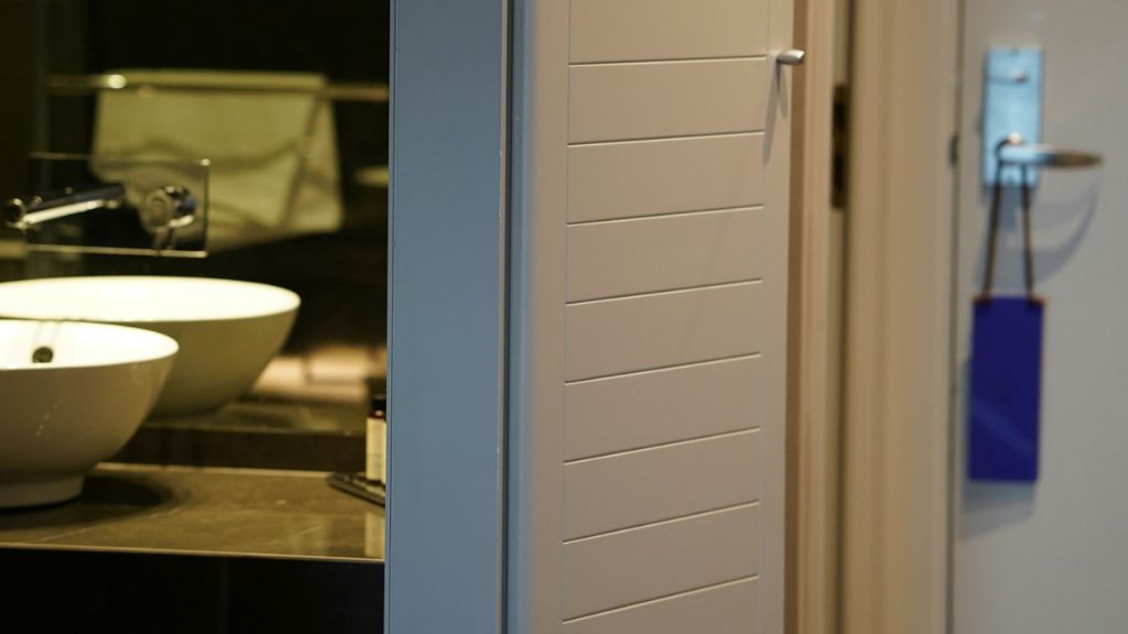 ajtó nélküli hotelfürdőszoba, fotó: Unsplash