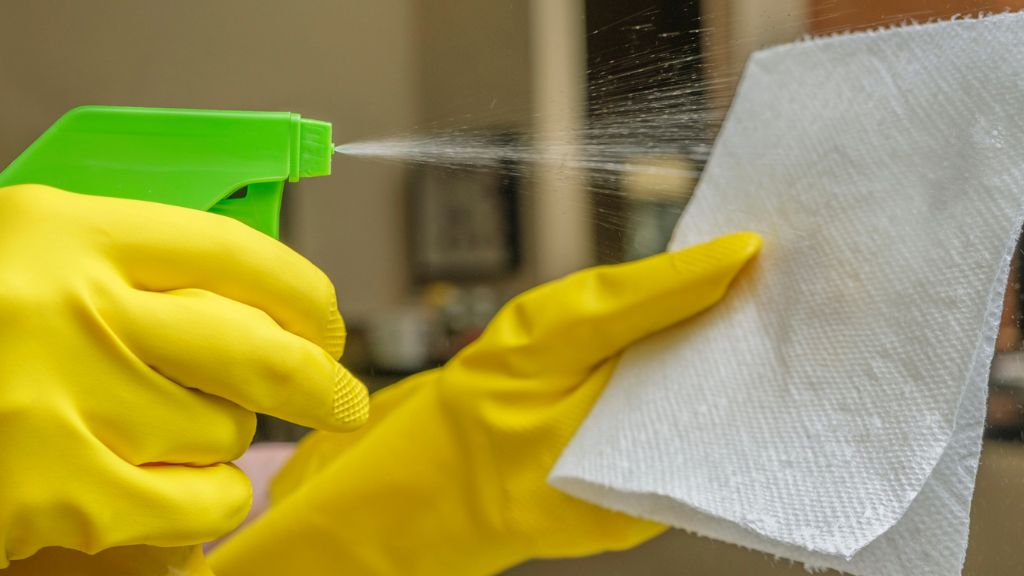 takarítás száraz törlőkendővel, fotó: Getty Images