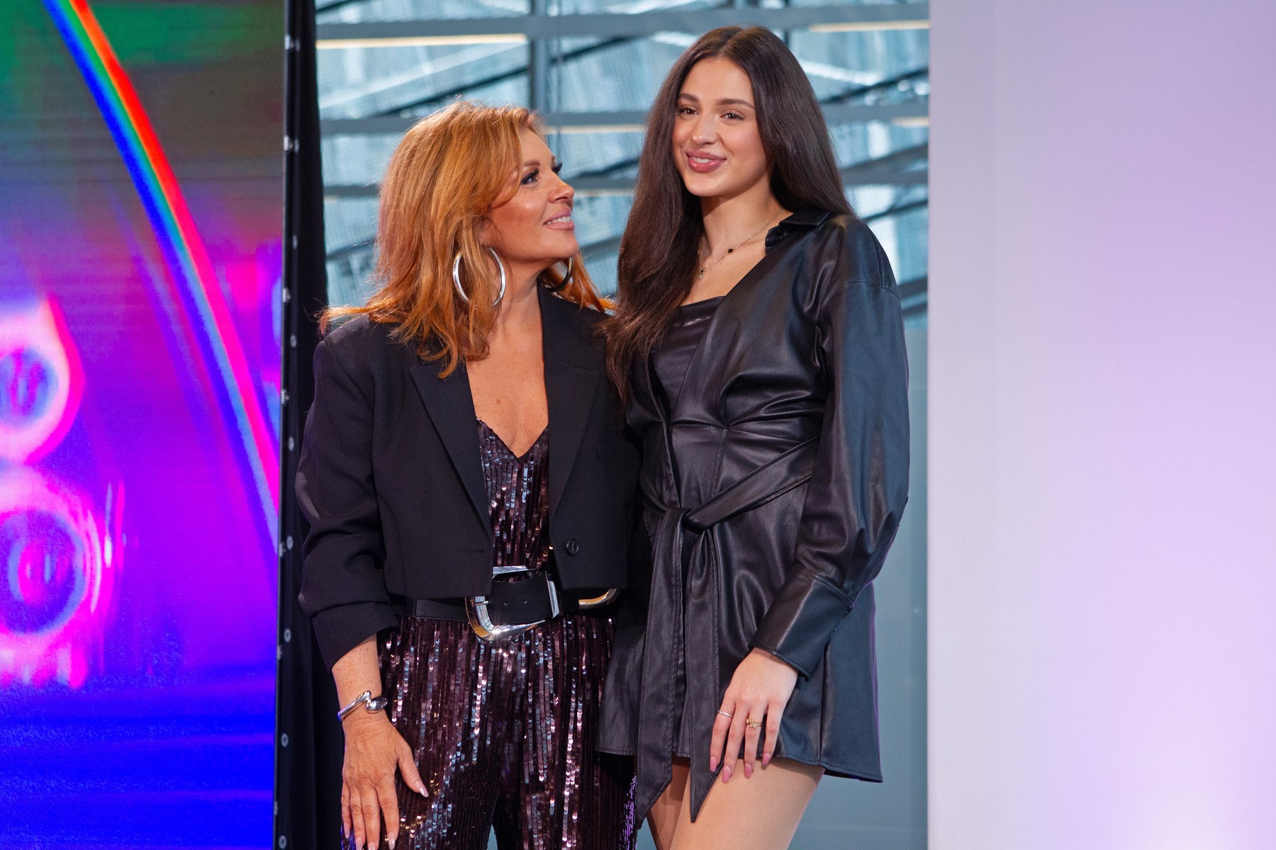 Videón, ahogy Liptai Claudia párás szemmel nézi Panka lánya produkcióját A Nagy Duettben