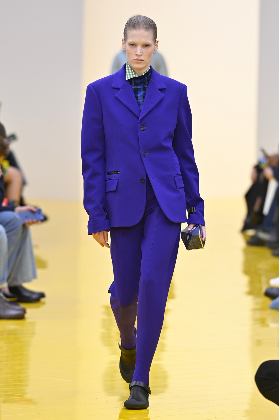 Loewe 2026-2027 őszi-téli kollekció egyik modellje a kifutón