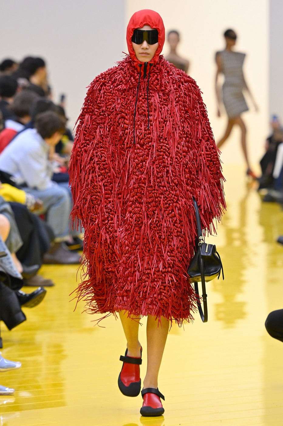 Loewe 2026-2027 őszi-téli kollekció egyik modellje a kifutón