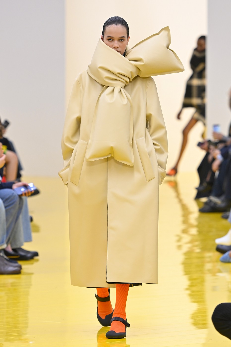 Loewe 2026-2027 őszi-téli kollekció egyik modellje a kifutón