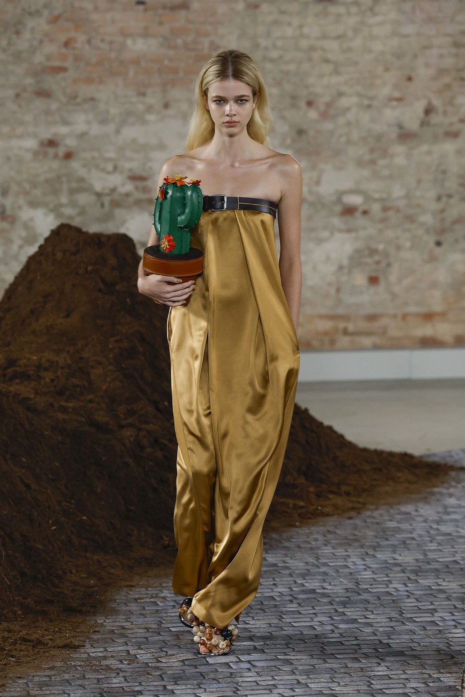 Moschino 2026-2027-es őszi-téli kollekció egyik modellje