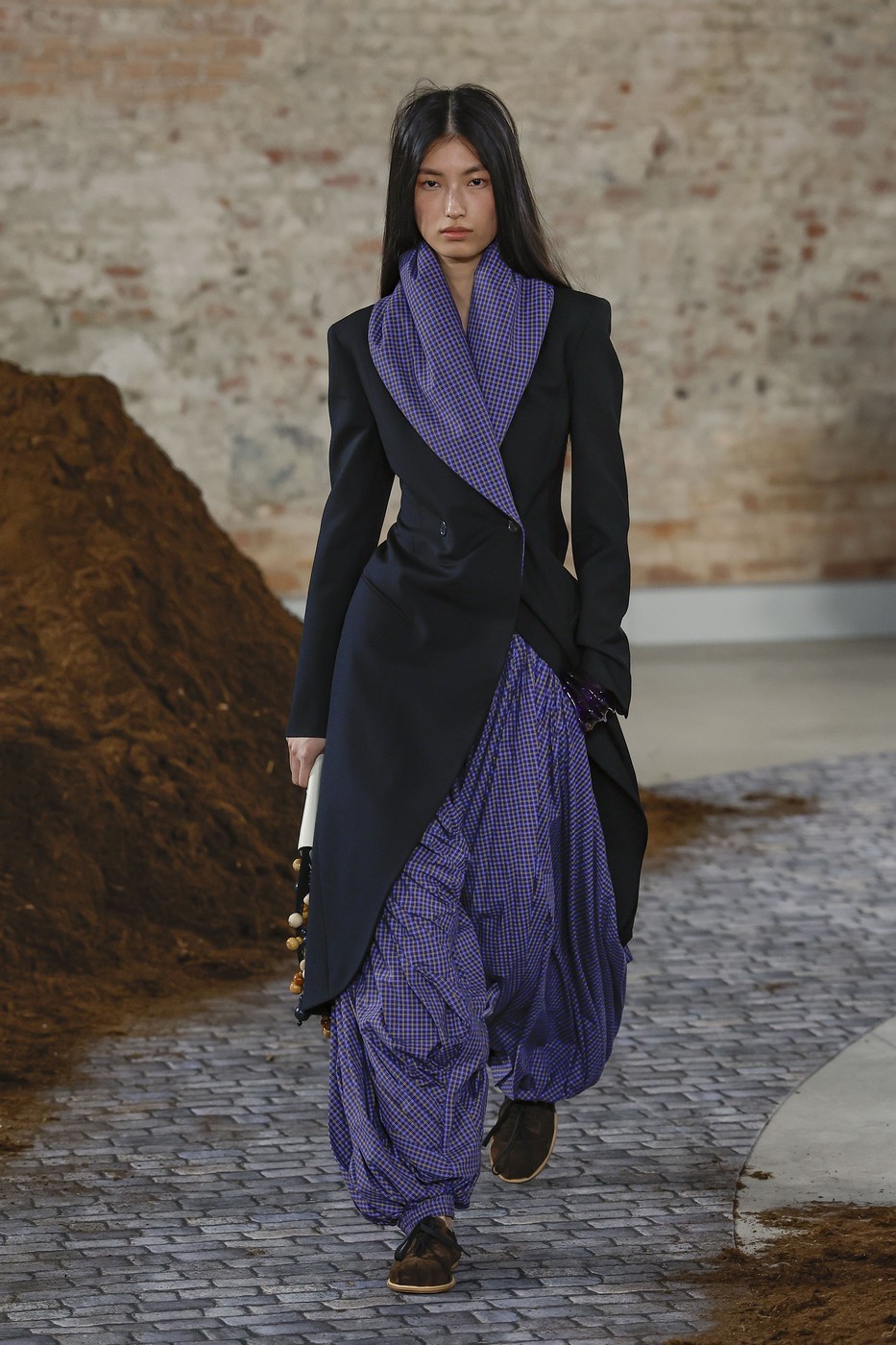 Moschino 2026-2027-es őszi-téli kollekció egyik modellje